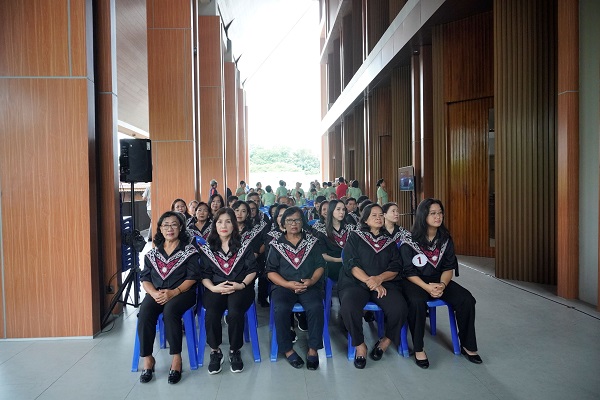 Menunggu giliran tampil di selasar gereja PAKAI